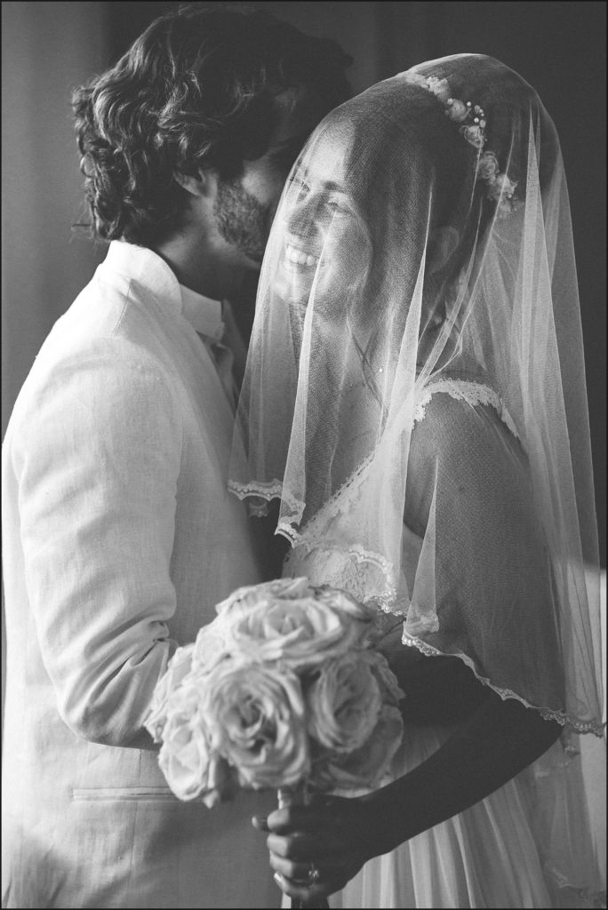 Mariage au Rayol Canadel mariée avec voile dans eglise