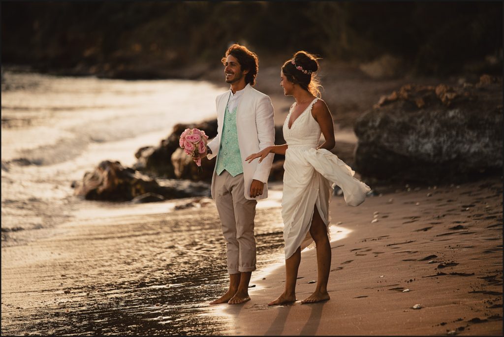 Mariage de folie au Rayol Canadel mariés sur la plage attendent pédalo