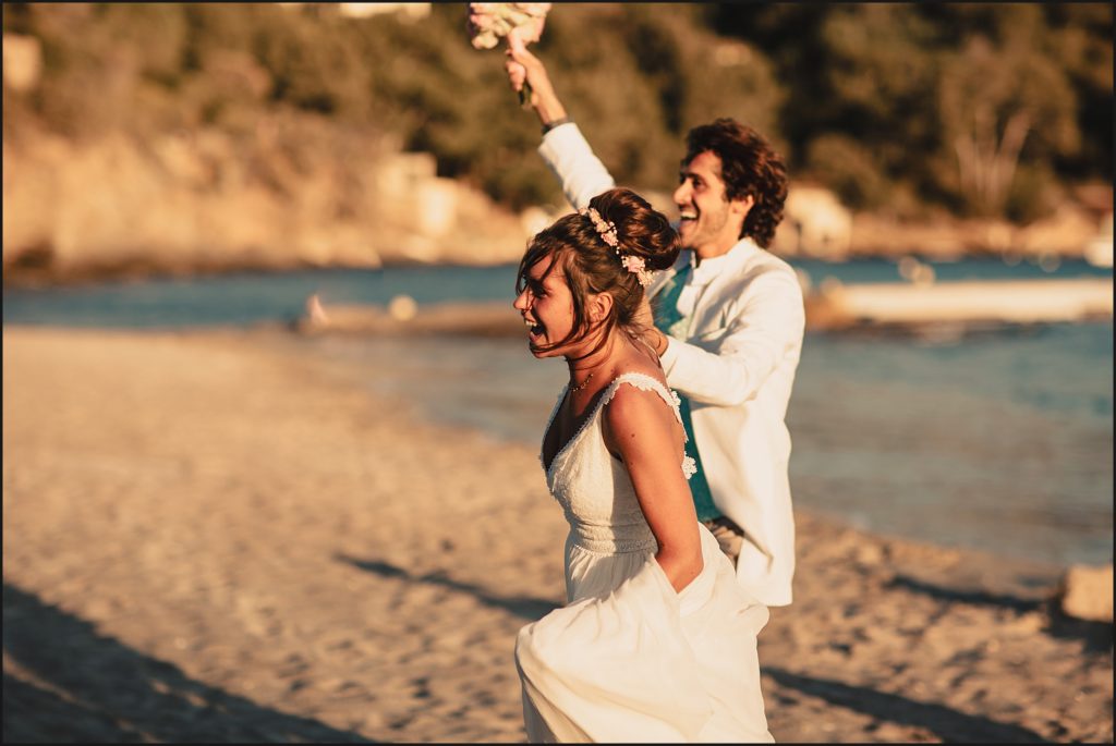 Mariage au Rayol Canadel mariés arrivent sur la plage