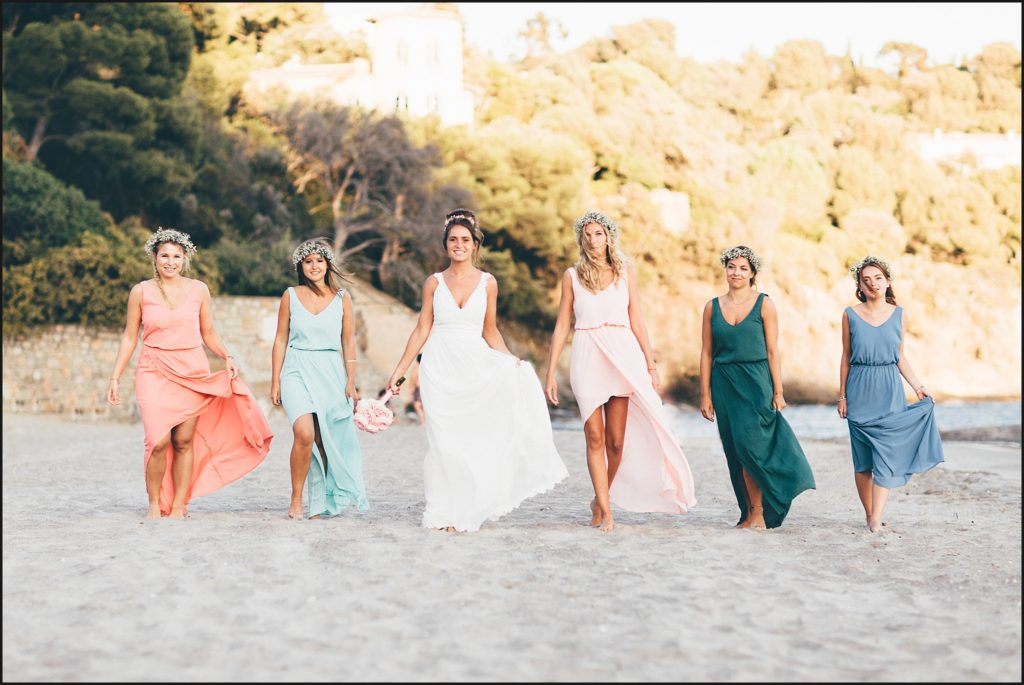 Mariage au Rayol Canadel demoiselles d'honneur marchent dans le sable 