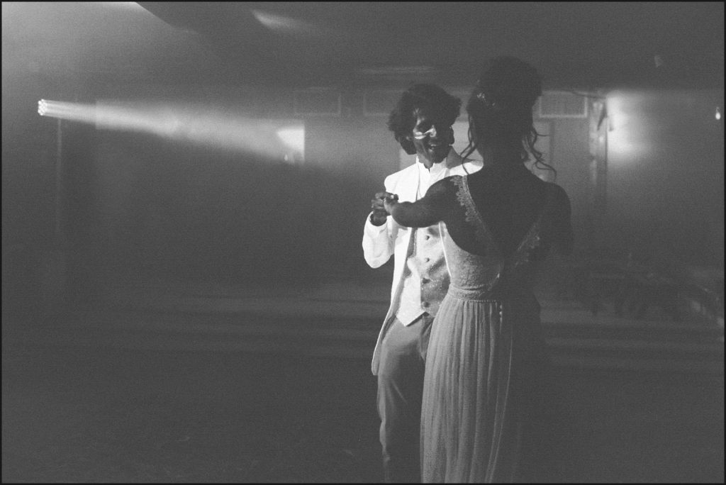 Mariage au Rayol Canadel danse des mariés en noir et blanc