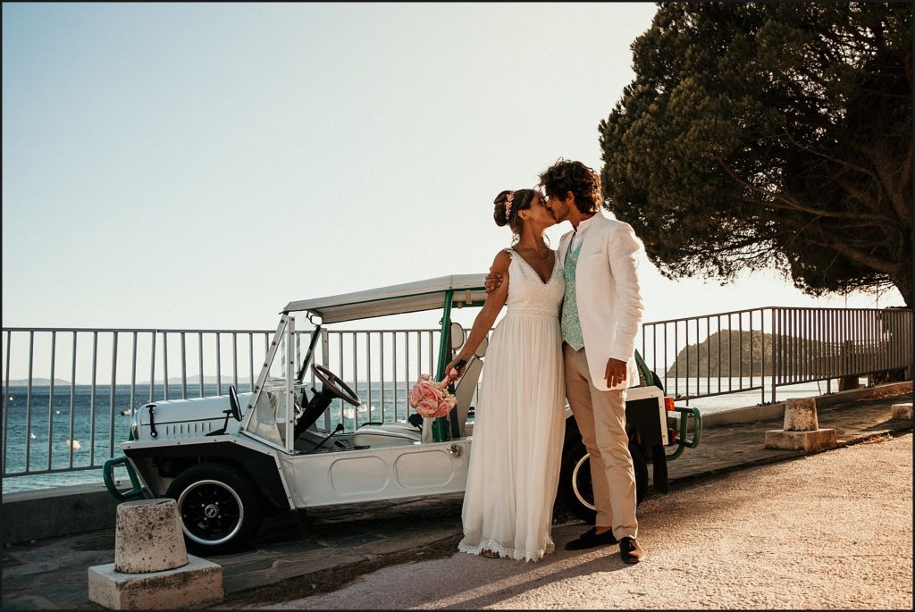 Mariage au Rayol Canadel arrivée mariés au club bisou