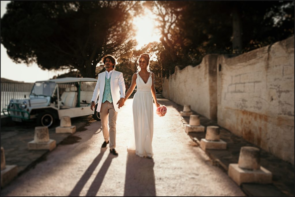 Mariage au Rayol Canadel mariés marchant dans le coucher de soleil 