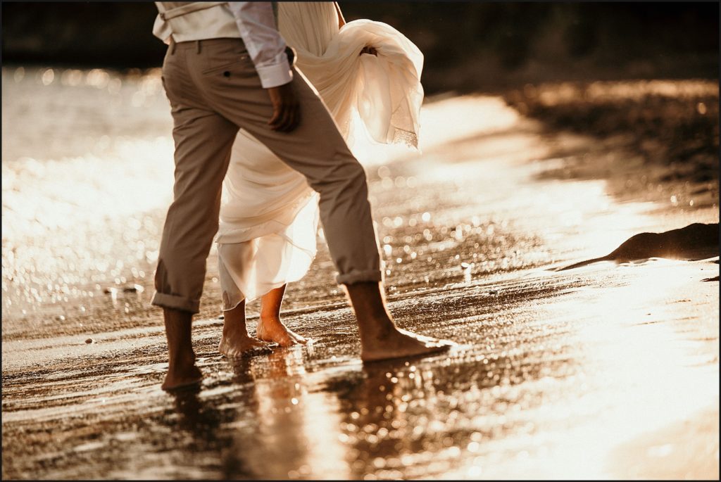 Mariage de folie au Rayol Canadel pieds dans le sable noir plage rayol