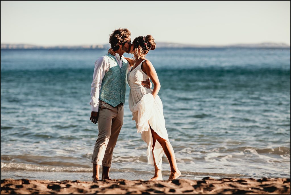 Mariage de folie au Rayol Canadel mariés devant la méditérannée