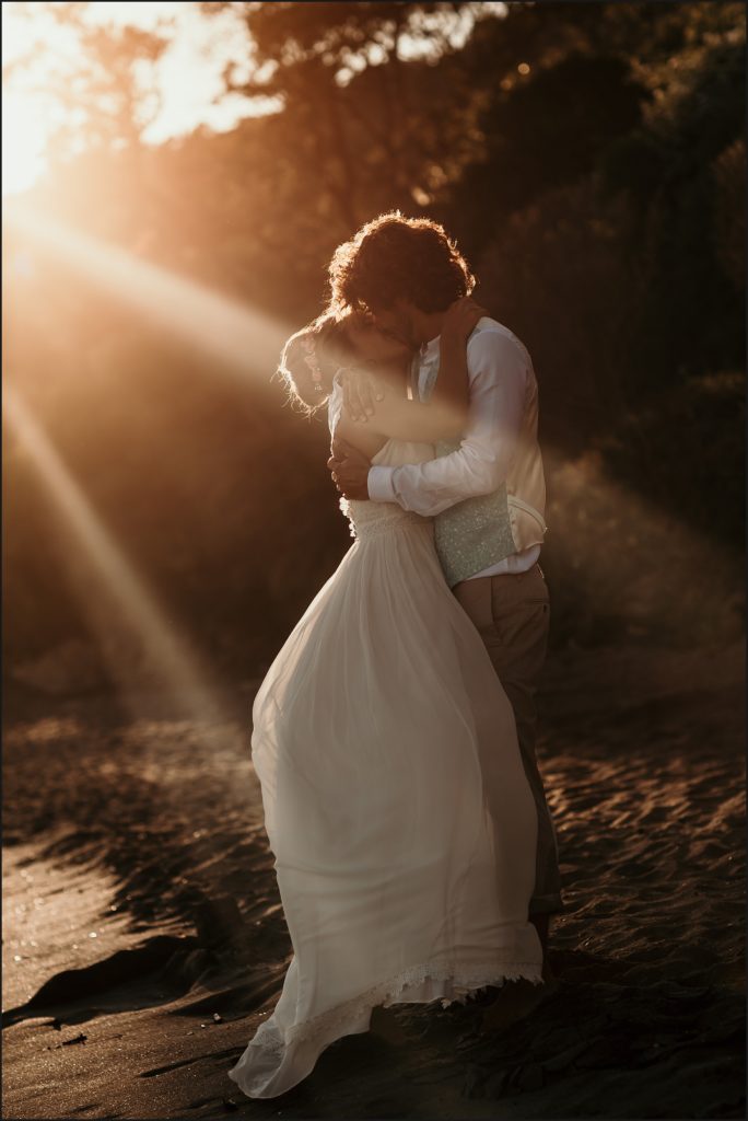 Mariage de folie au Rayol Canadel mariés s'embrassent au coucher de soleil