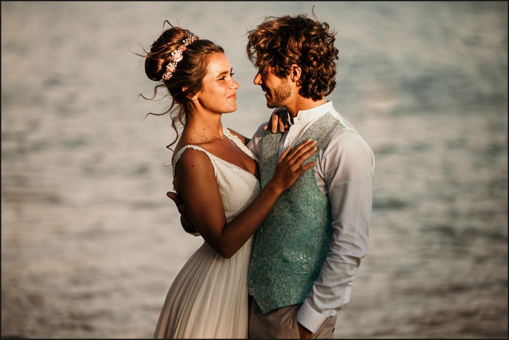 Mariage au Rayol photo des mariés devant la mer