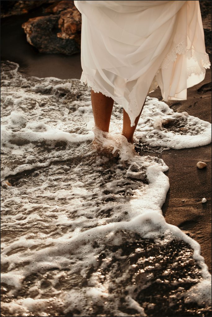 Mariage au Rayol mariée pieds dans l'eau robe christina sfez