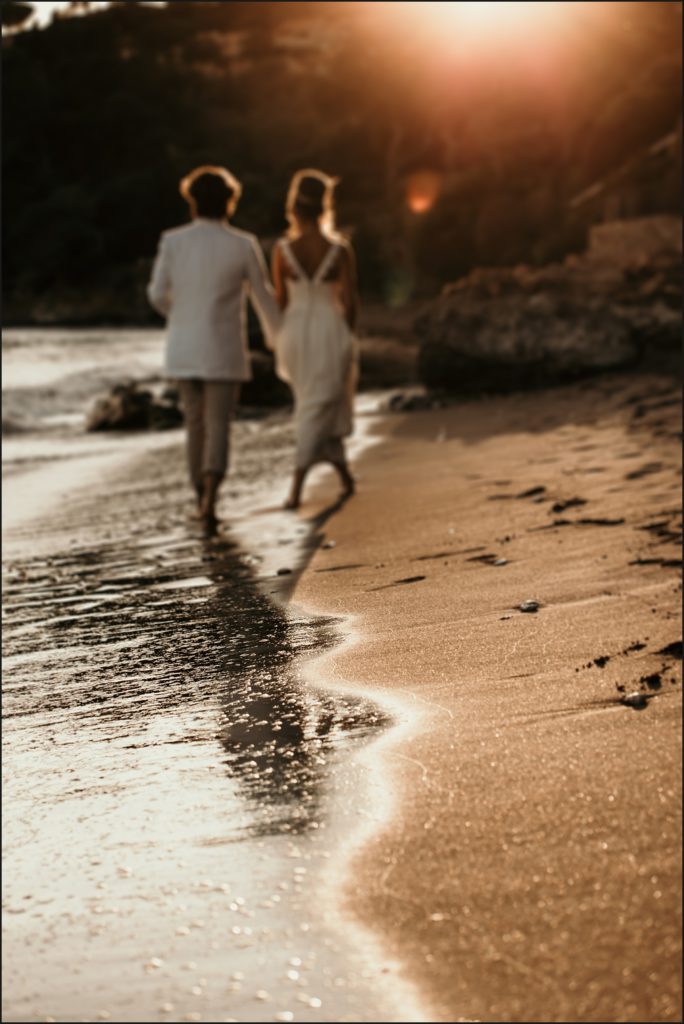 Mariage au Rayol Canadel mariés marchent dans la mer au coucher de soleil