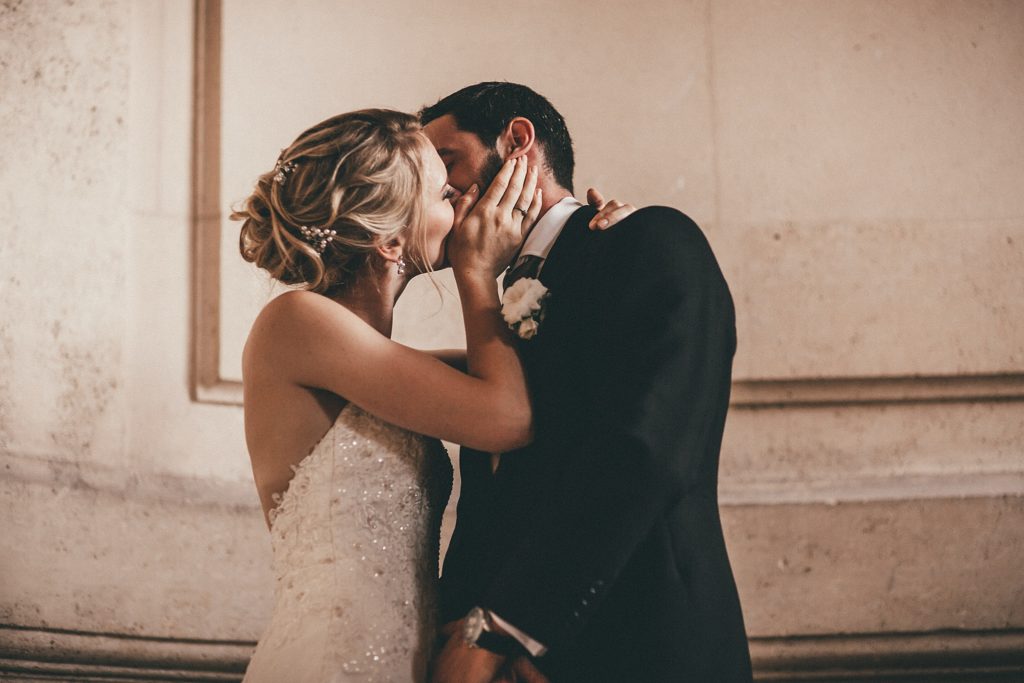 Mariage à Champlâtreux baiser des mariés dans escaliers