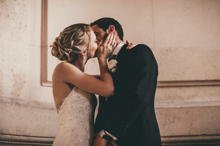 Photographe-Paris-Mariage baiser des mariés photographe oise