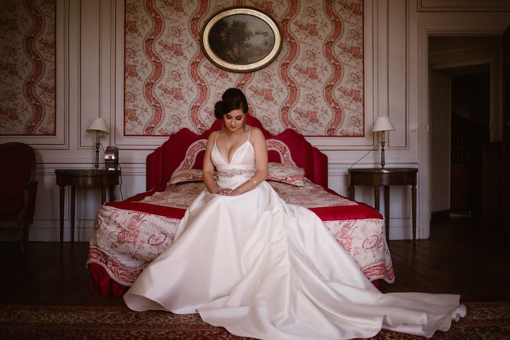 Mariage au Château de Chéronne mariée assise sur son lit