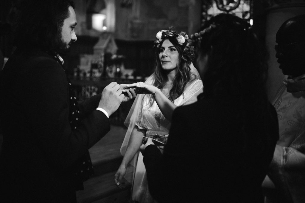 Mariage Ferme Armenon passage alliance eglise noir et blanc