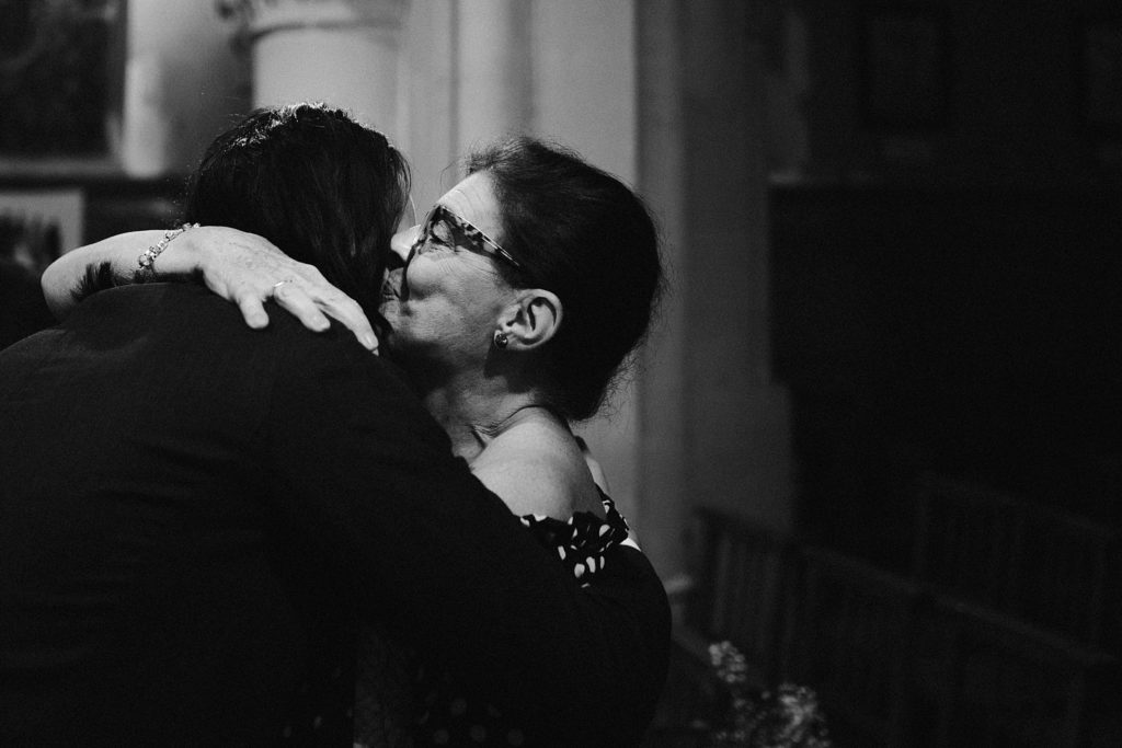 Mariage Ferme Armenon emotions eglise mere et fils en noir et blanc