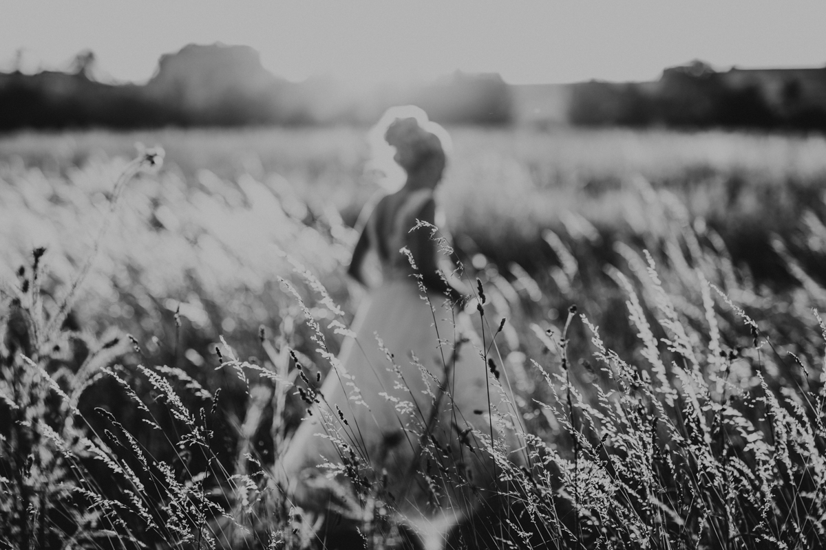 Photographe-Paris-Mariage mariée dans champs de blé en noir et blanc