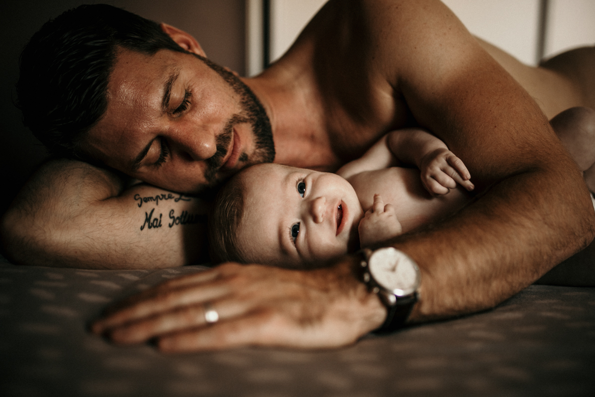 Tarif séance photo lifestyle photo de papa et son bébé en seine et marne