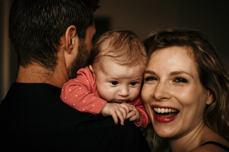 Tarif séance photo lifestyle photos de parents avec bébé en seine et marne
