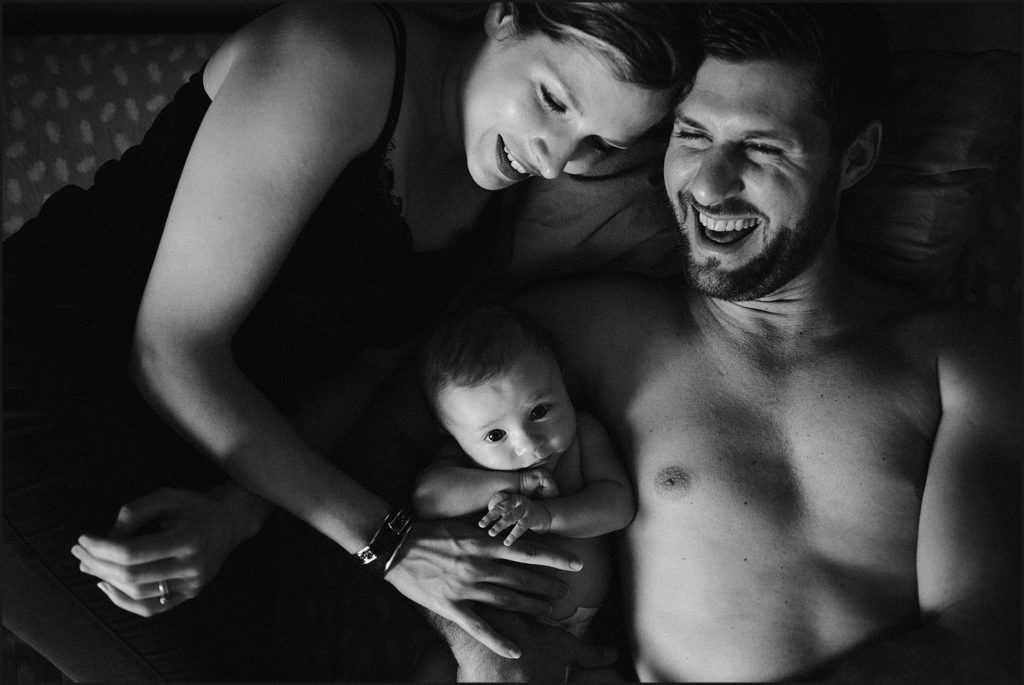 Séance photo bébé en famille bébé avec papa et maman en noir et blanc
