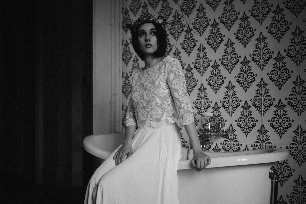 Mariage Moody photo moody en noir et blanc dans salle de bain