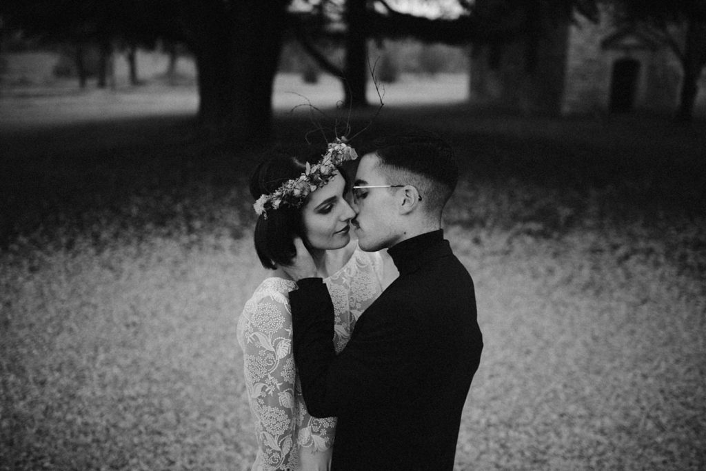 Mariage Moody photo de couple en hiver moody en noir et blanc