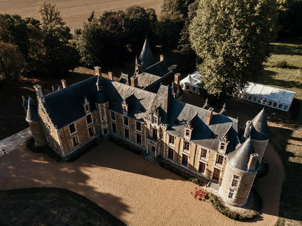 Mariage au Château de Chéronne vue de drone du chateau