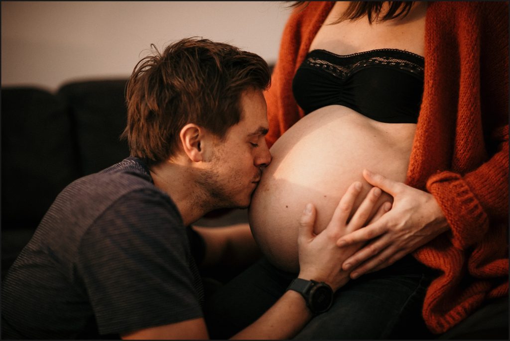 Séance photo de grossesse Lifestyle papa embrasse le ventre 
