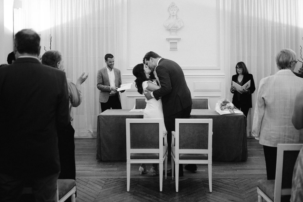 Mariage Rooftop Paris baiser des mariés mairie de garches noir et blanc