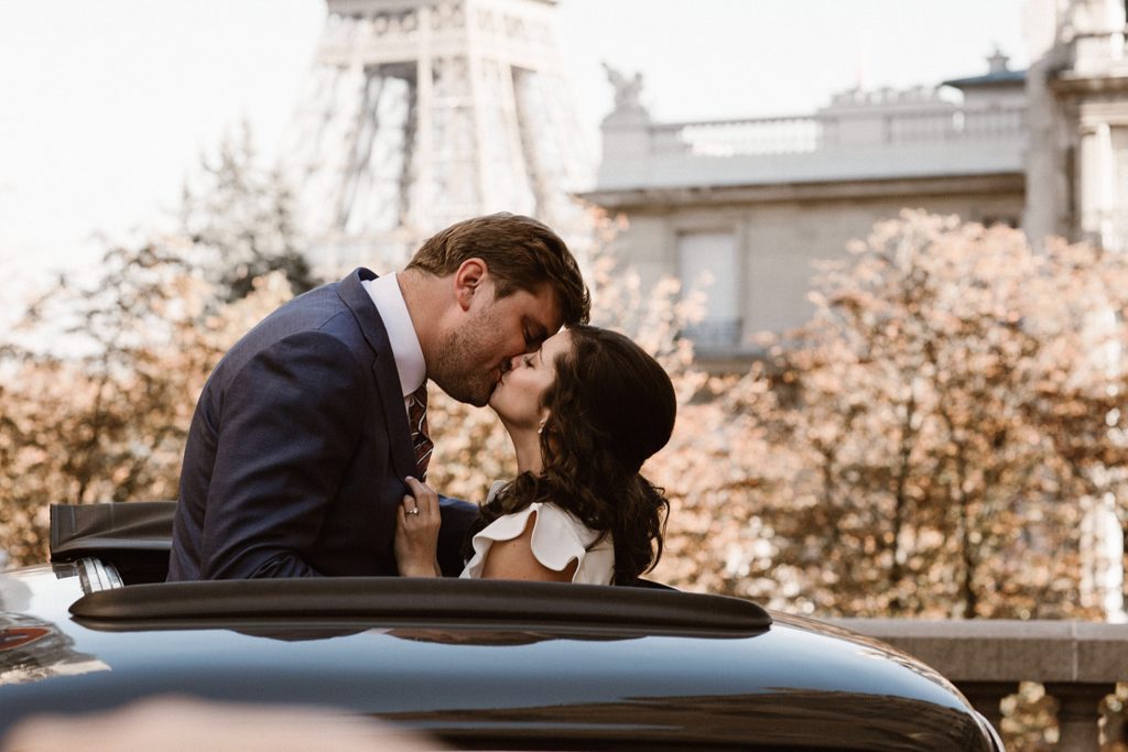 Mariage Rooftop Paris photographe mariage paris tour eiffel mariés en citroen