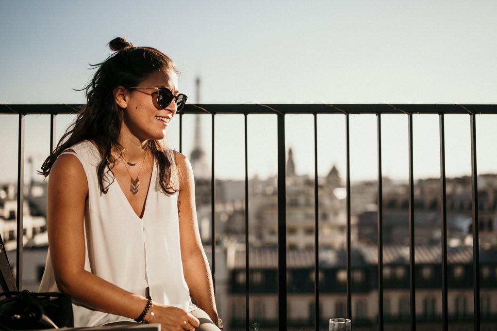 Photographe Mariage Paris invitée cocktail rooftop vue tour eiffel 