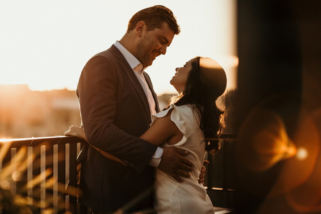 Photographe Mariage Paris photo des mariés au coucher de soleil