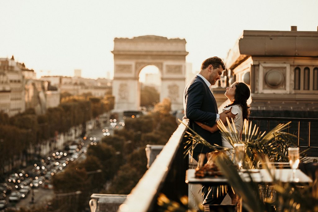 Photographe Mariage Paris mariés arc de triomphe coucher de soleil champs elysées