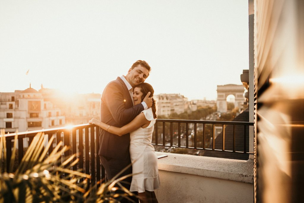 Photographe Mariage Paris mariés arc triomphe coucher soleil