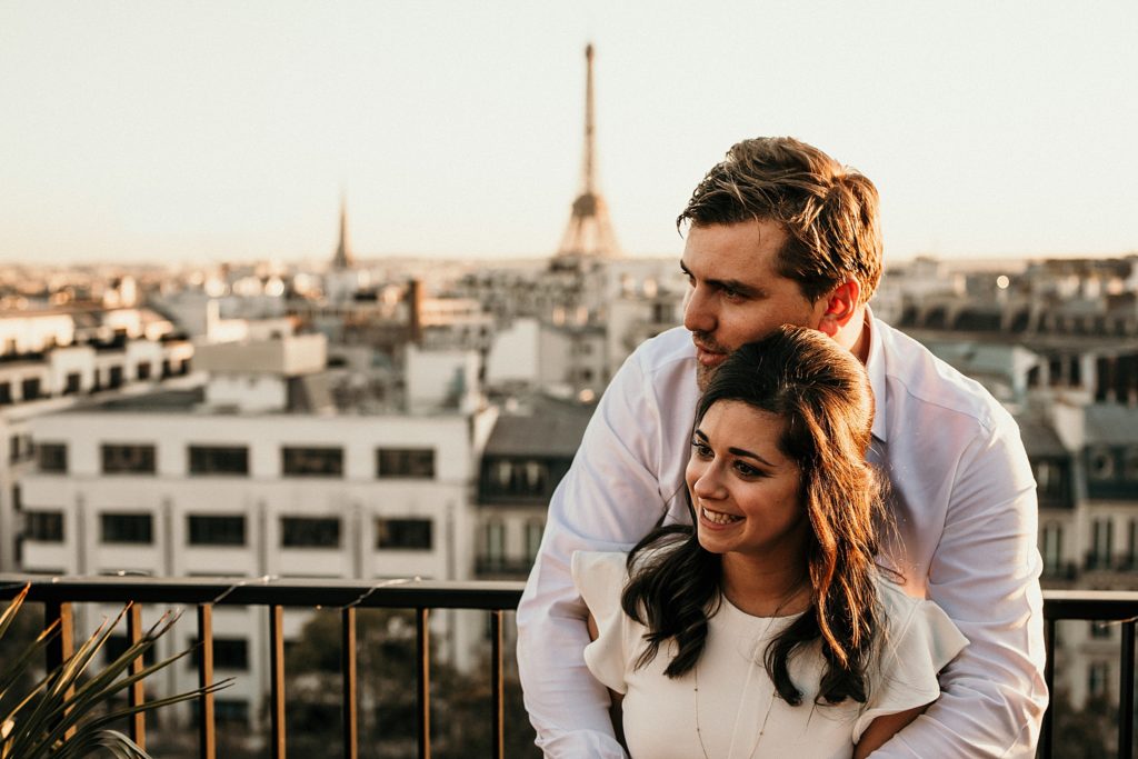 Photographe Mariage Paris mariés tour eiffel soleil 