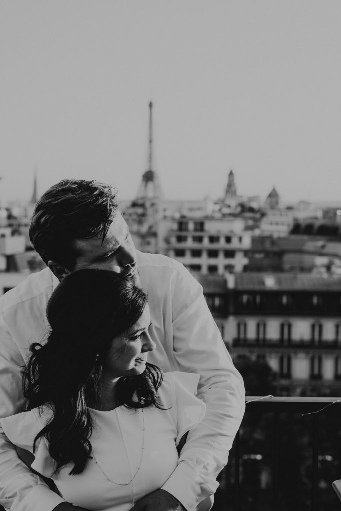 Mariage Rooftop Paris photo des mariés en noir et blanc avec tour eiffel