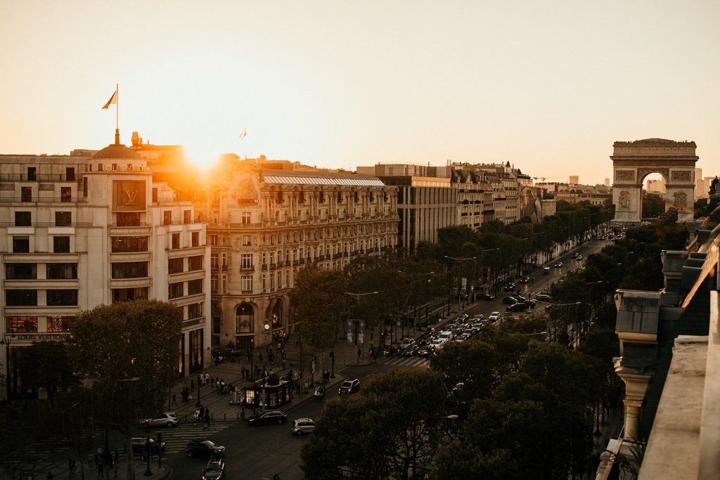 Mariage Rooftop Paris coucher de soleil sur les champs elysées