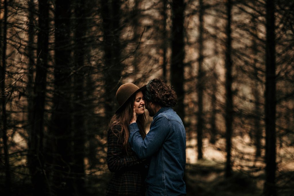 Engagement Session Isle Skye photo dans la foret