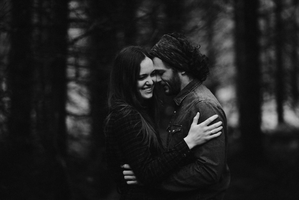 Engagement Session Isle Skye photo couple noir et blanc