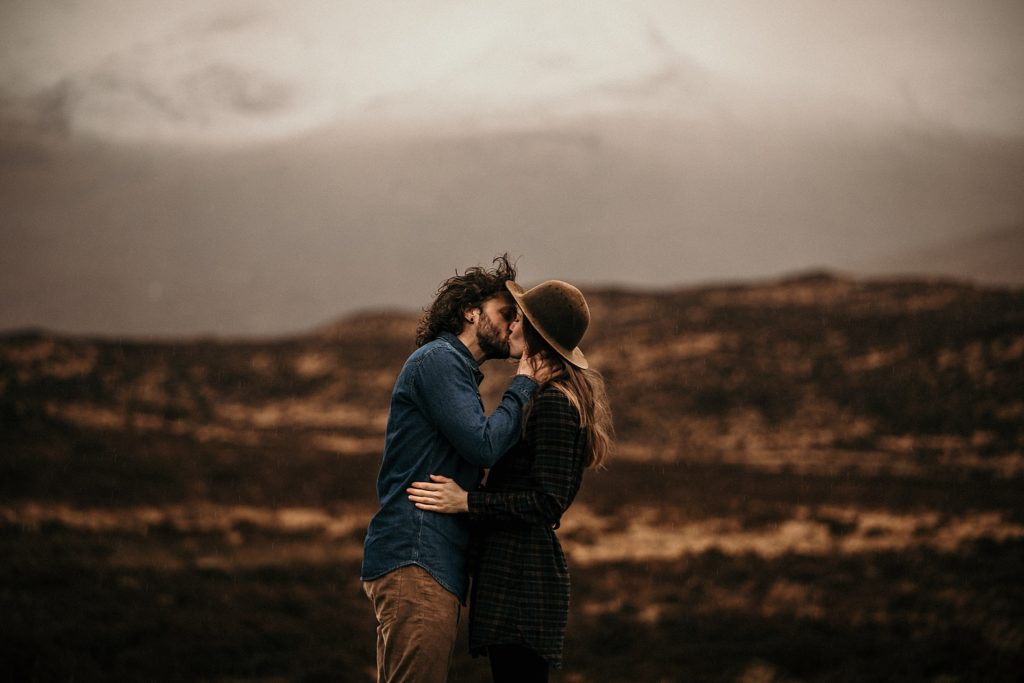 Séance photo en Ecosse french kiss devant montagne 