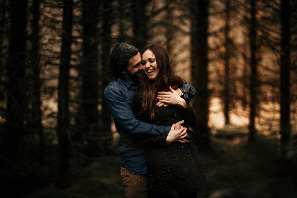 Couple Session Isle Skye rires dans foret ecosse