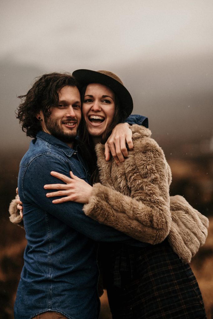 Couple Session Isle Skye fille avec chapeau ecosse