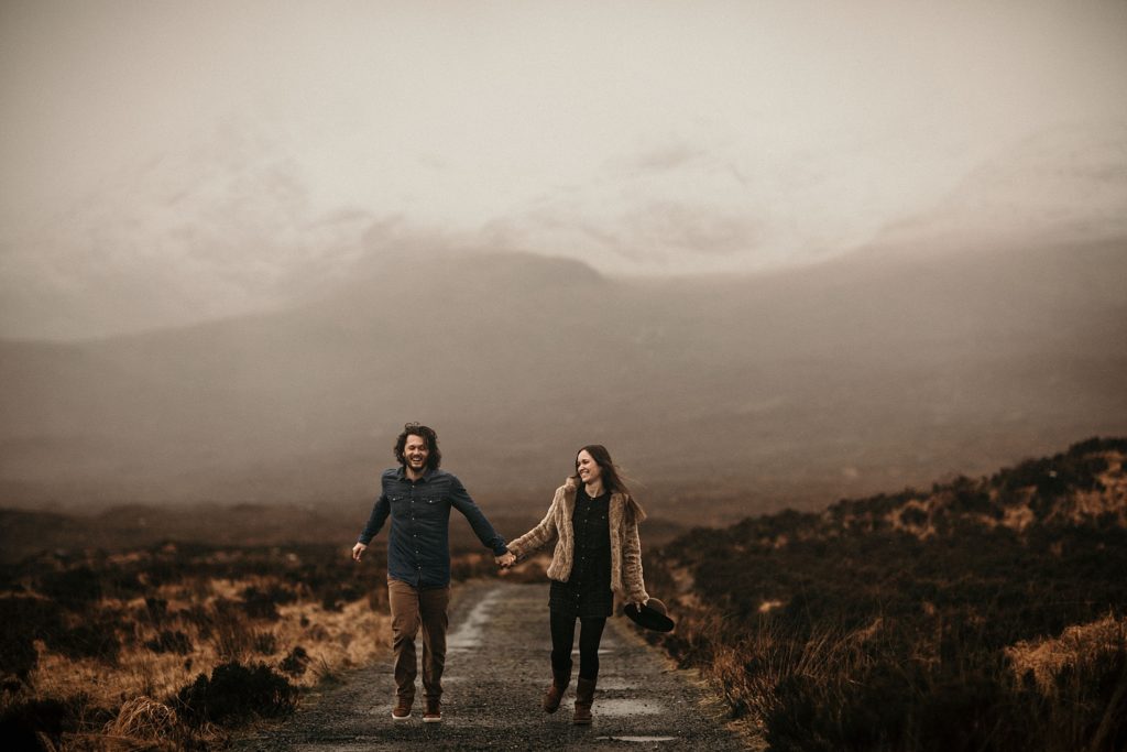 Couple Session on Isle of Skye couple court sous la pluie ecosse