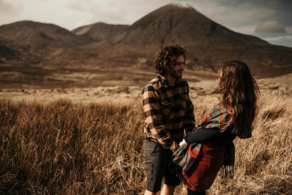 Couple Session Isle Skye couple danse devant montagne ecosse 