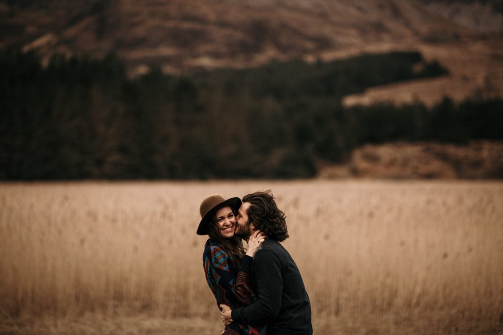 Séance photo en Ecosse couple amoureux