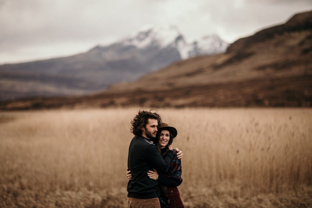 Couple Session Isle Skye couple devant montagne enneigée ecosse