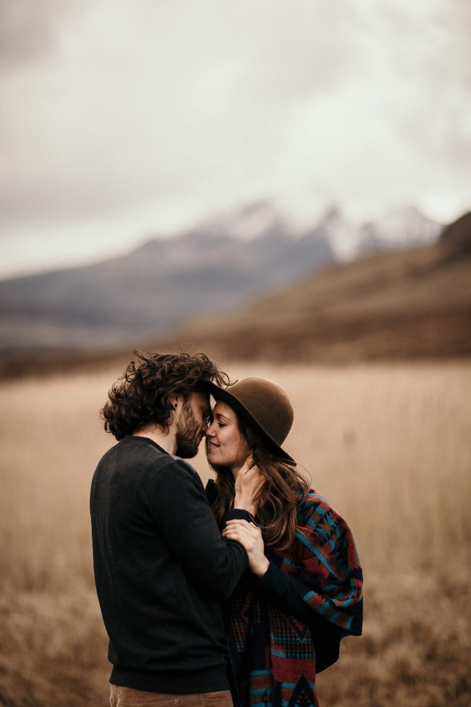 Couple Session Isle Skye couple devant montagne enneigées ecosse