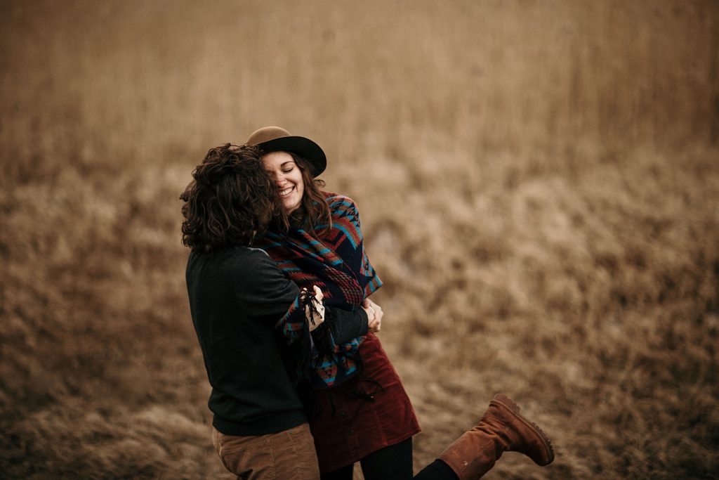 Couple Session Isle Skye photo couple s'embrassant hautes herbes ecosse