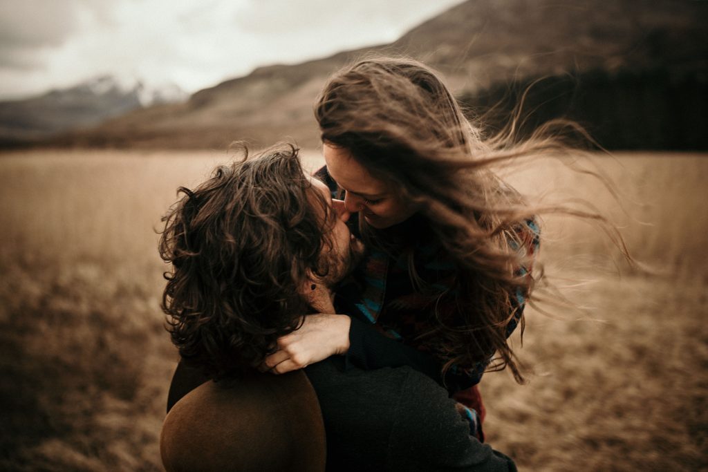 Séance photo en Ecosse lovers in the wind Skye