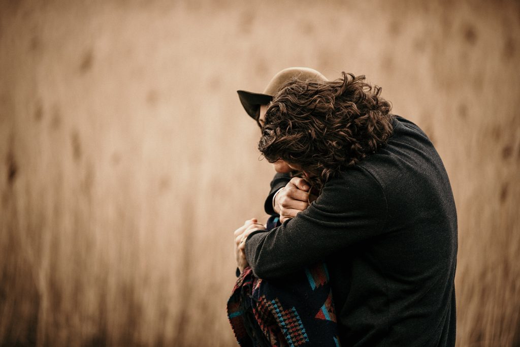 Couple Session Isle Skye couple dans hautes herbes ecosse