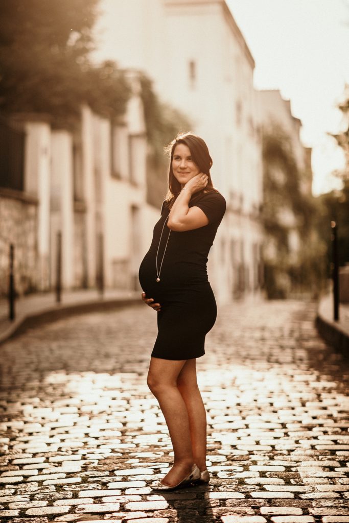 Une séance photo grossesse à Montmartre femme enceinte dans rue ensoleillée