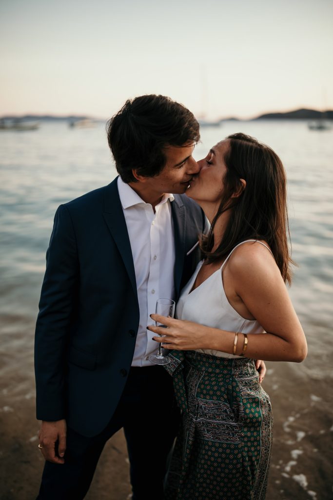 Photographe Mariage Lavandou photo invités embrassent sur la plage